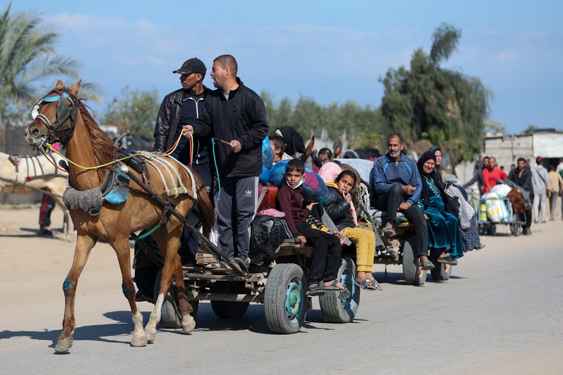 Warga Palestina yang melarikan diri dari Khan Younis, akibat operasi darat Israel, di tengah konflik yang sedang berlangsung antara Israel dan kelompok Islam Palestina Hamas, bergerak menuju Rafah, di selatan Jalur Gaza, 25 Januari 2024. (REUTERS/Ibraheem Abu Mustafa)