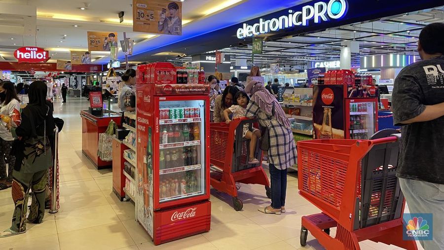 Antrean panjang terlihat pada kasir Transmart Cempaka Putih saat promo diskon besar dalam Transmart Full Day Sale pada Minggu, (28/1/2024). (CNBC Indonesia/Mira Rachmalia)