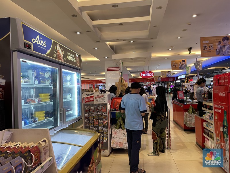 Antrean panjang terlihat pada kasir Transmart Cempaka Putih saat promo diskon besar dalam Transmart Full Day Sale pada Minggu, (28/1/2024). Antrean panjang terlihat pada kasir Transmart Cempaka Putih saat promo diskon besar dalam Transmart Full Day Sale pada Minggu, (28/1/2024). (CNBC Indonesia/Mira Rachmalia)