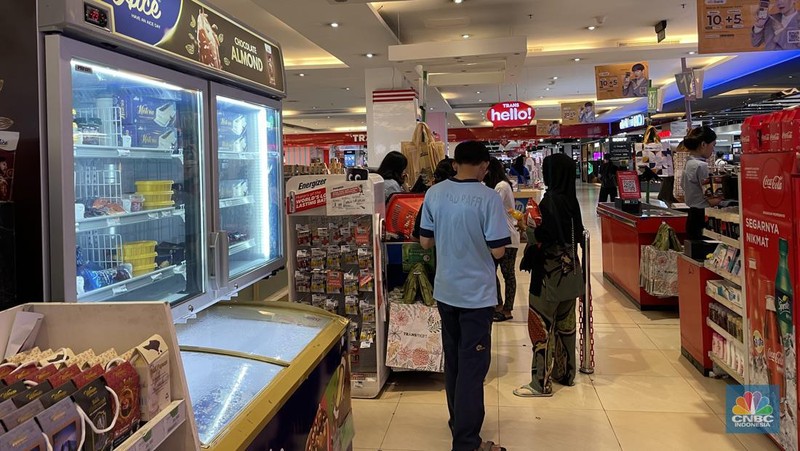 Antrean panjang terlihat pada kasir Transmart Cempaka Putih saat promo diskon besar dalam Transmart Full Day Sale pada Minggu, (28/1/2024). (CNBC Indonesia/Mira Rachmalia)