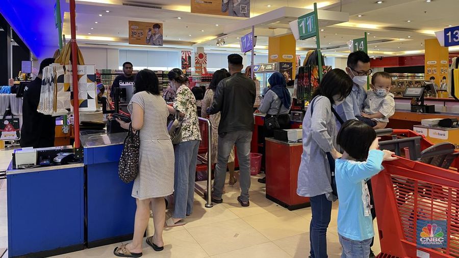 Antrean panjang terlihat pada kasir Transmart Cempaka Putih saat promo diskon besar dalam Transmart Full Day Sale pada Minggu, (28/1/2024). (CNBC Indonesia/Mira Rachmalia)
