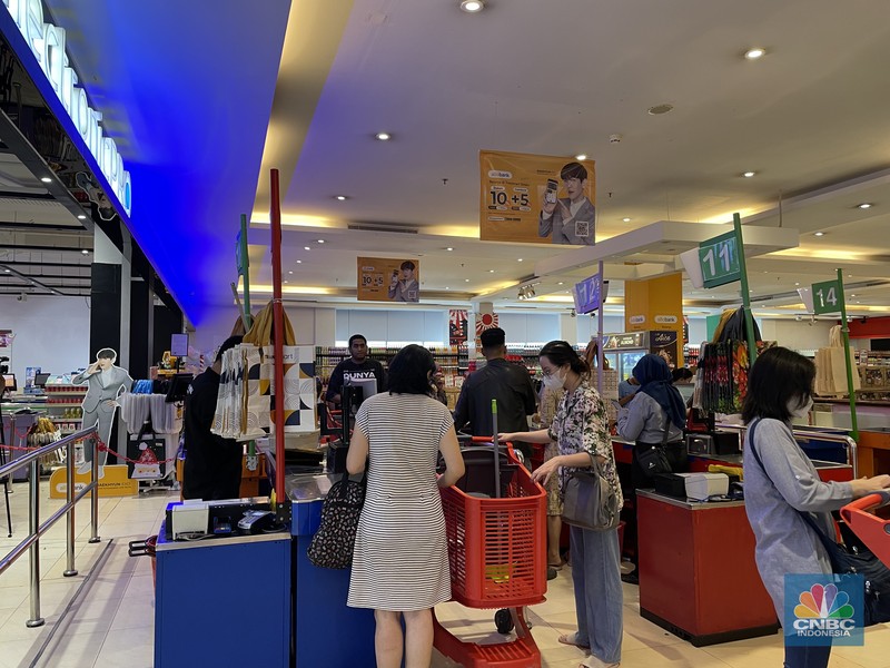 Antrean panjang terlihat pada kasir Transmart Cempaka Putih saat promo diskon besar dalam Transmart Full Day Sale pada Minggu, (28/1/2024). Antrean panjang terlihat pada kasir Transmart Cempaka Putih saat promo diskon besar dalam Transmart Full Day Sale pada Minggu, (28/1/2024). (CNBC Indonesia/Mira Rachmalia)