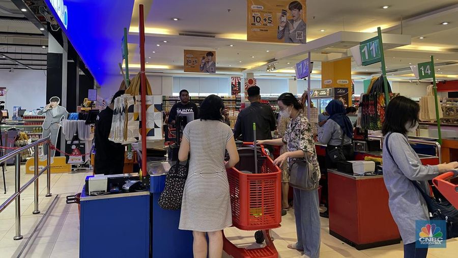 Antrean panjang terlihat pada kasir Transmart Cempaka Putih saat promo diskon besar dalam Transmart Full Day Sale pada Minggu, (28/1/2024). (CNBC Indonesia/Mira Rachmalia)