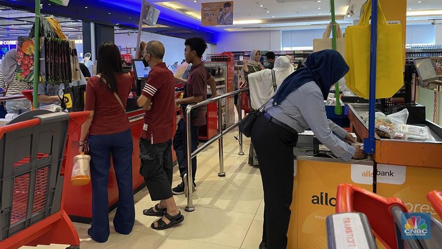 Antrean panjang terlihat pada kasir Transmart Cempaka Putih saat promo diskon besar dalam Transmart Full Day Sale pada Minggu, (28/1/2024). (CNBC Indonesia/Mira Rachmalia)