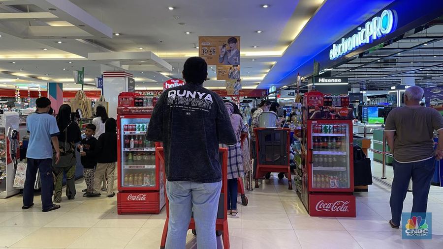 Antrean panjang terlihat pada kasir Transmart Cempaka Putih saat promo diskon besar dalam Transmart Full Day Sale pada Minggu, (28/1/2024). (CNBC Indonesia/Mira Rachmalia)