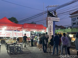 Mencicipi Bakso Gepeng AA yang Viral gegara Antrean Pembeli Mengular