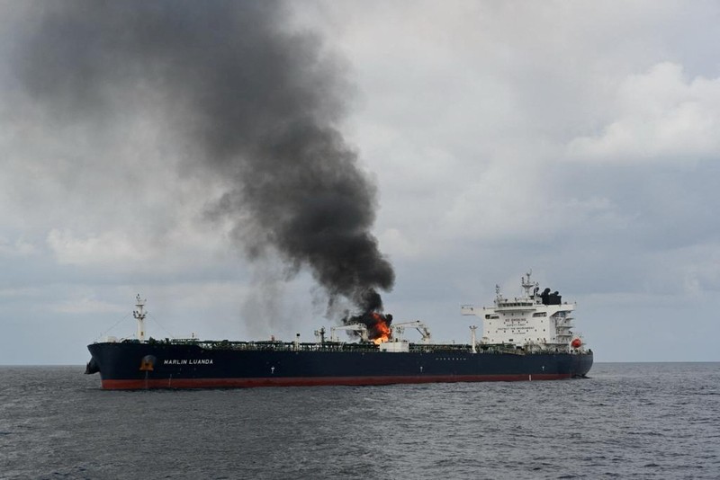 Asap mengepul dari Marlin Luanda, kapal dagang, setelah kapal tersebut dihantam oleh rudal anti-kapal Houthi, di lokasi yang disebutkan sebagai Teluk Aden, dalam gambar selebaran yang dirilis 27 Januari 2024. Asap mengepul dari Marlin Luanda, kapal dagang, setelah kapal tersebut dihantam oleh rudal anti-kapal Houthi, di lokasi yang disebutkan sebagai Teluk Aden, dalam gambar selebaran yang dirilis 27 Januari 2024. (@indiannavy via X/Handout via REUTERS)