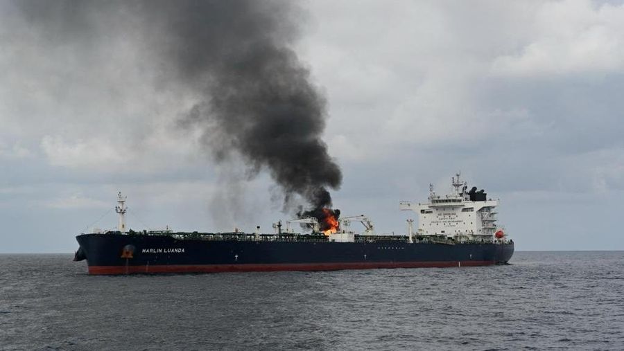 Asap mengepul dari Marlin Luanda, kapal dagang, setelah kapal tersebut dihantam oleh rudal anti-kapal Houthi, di lokasi yang disebutkan sebagai Teluk Aden, dalam gambar selebaran yang dirilis 27 Januari 2024. (@indiannavy via X/Handout via REUTERS)