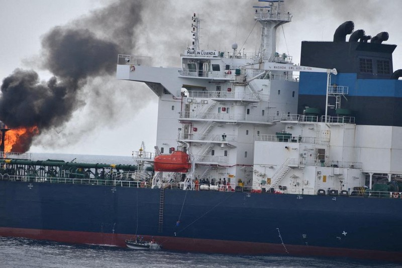 Asap mengepul dari Marlin Luanda, kapal dagang, setelah kapal tersebut dihantam oleh rudal anti-kapal Houthi, di lokasi yang disebutkan sebagai Teluk Aden, dalam gambar selebaran yang dirilis 27 Januari 2024. Asap mengepul dari Marlin Luanda, kapal dagang, setelah kapal tersebut dihantam oleh rudal anti-kapal Houthi, di lokasi yang disebutkan sebagai Teluk Aden, dalam gambar selebaran yang dirilis 27 Januari 2024. (@indiannavy via X/Handout via REUTERS)