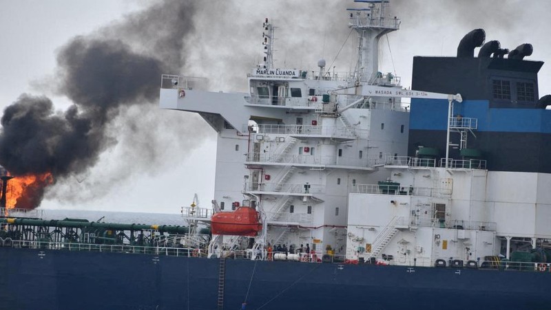 Asap mengepul dari Marlin Luanda, kapal dagang, setelah kapal tersebut dihantam oleh rudal anti-kapal Houthi, di lokasi yang disebutkan sebagai Teluk Aden, dalam gambar selebaran yang dirilis 27 Januari 2024. (@indiannavy via X/Handout via REUTERS)