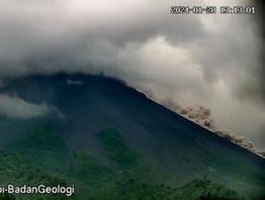 Merapi Muntahkan Awan Panas ke Kali Bebeng Siang Ini