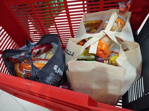 Happy Banget! Wanita Ini Borong Sembako Makin Hemat Transmart Full Day Sale