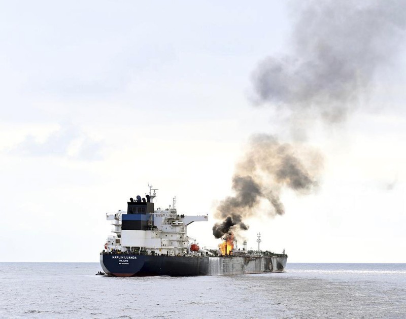 Asap mengepul dari Marlin Luanda, kapal dagang, setelah kapal tersebut dihantam oleh rudal anti-kapal Houthi, di lokasi yang disebutkan sebagai Teluk Aden, dalam gambar selebaran yang dirilis 27 Januari 2024. (@indiannavy via X/Handout via REUTERS)