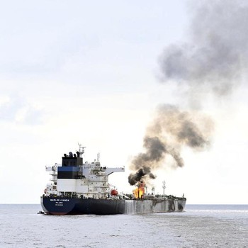 Detik-Detik Kapal Tanker Terbakar Dihantam Rudal Houthi di Laut Merah