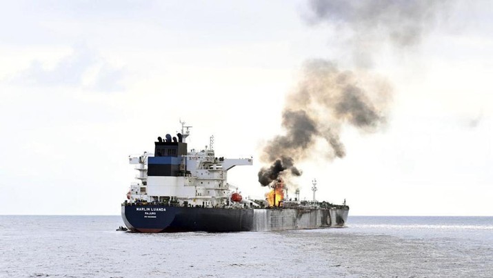 Dalam foto yang disediakan oleh Angkatan Laut India pada Sabtu, 27 Januari 2024, pemandangan kapal tanker minyak Marlin Luanda terbakar setelah serangan, di Teluk Aden.  Awak kapal tanker berbendera Kepulauan Marshall yang terkena rudal yang diluncurkan oleh pemberontak Houthi Yaman sedang memadamkan api di kapal yang terkena dampak serangan tersebut. (Indian Navy via AP)