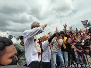 Kampanye di Medan, Ganjar Joget dan Nyanyi Orkes Sakit Hati Bareng Slank