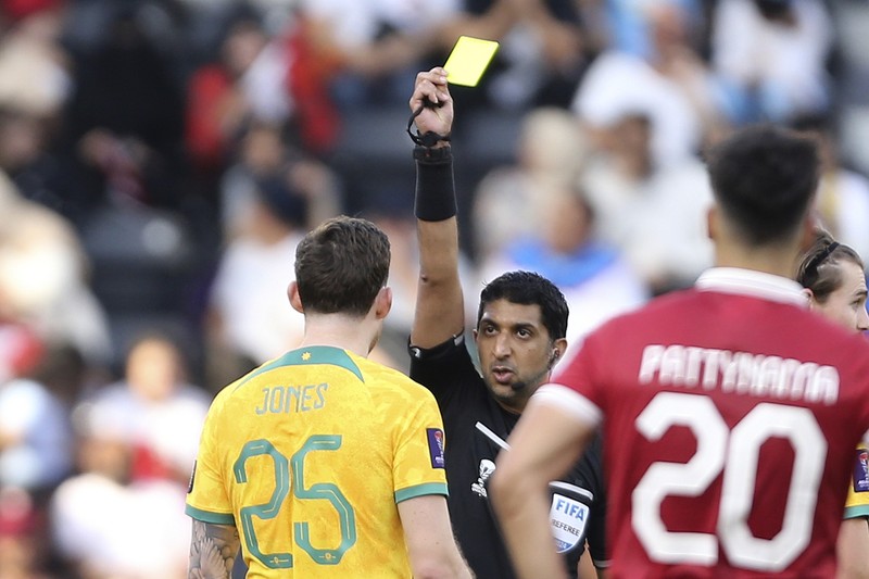 Harry Souttar dari Australia menyundul bola melewati pemain Indonesia Rafael William Struick pada pertandingan sepak bola babak 16 besar Piala Asia antara Australia dan Indonesia di Stadion Jassim Bin Hamad di Doha, Qatar, Minggu, 28 Januari 2024. (AP Photo/Aijaz Rahi)