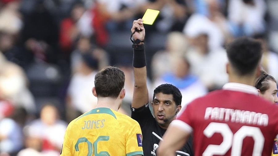 Harry Souttar dari Australia menyundul bola melewati pemain Indonesia Rafael William Struick pada pertandingan sepak bola babak 16 besar Piala Asia antara Australia dan Indonesia di Stadion Jassim Bin Hamad di Doha, Qatar, Minggu, 28 Januari 2024. (AP Photo/Aijaz Rahi)
