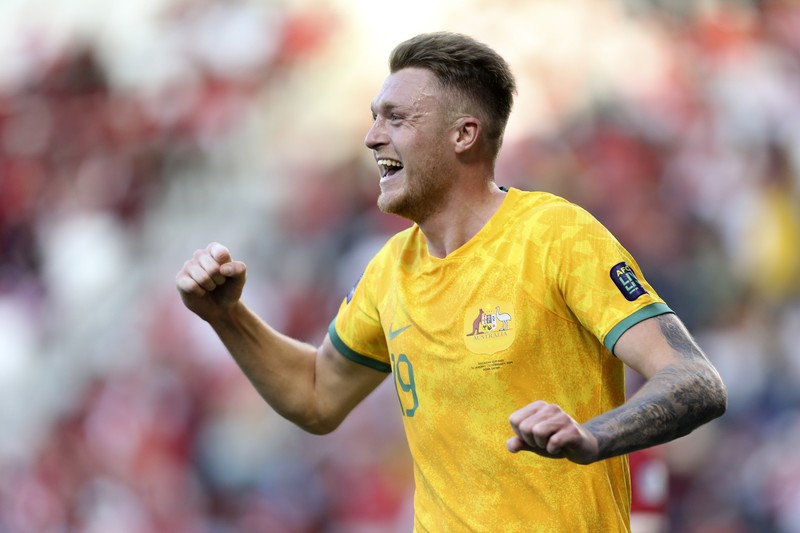 Harry Souttar dari Australia menyundul bola melewati pemain Indonesia Rafael William Struick pada pertandingan sepak bola babak 16 besar Piala Asia antara Australia dan Indonesia di Stadion Jassim Bin Hamad di Doha, Qatar, Minggu, 28 Januari 2024. Harry Souttar dari Australia menyundul bola melewati pemain Indonesia Rafael William Struick pada pertandingan sepak bola babak 16 besar Piala Asia antara Australia dan Indonesia di Stadion Jassim Bin Hamad di Doha, Qatar, Minggu, 28 Januari 2024. (AP Photo/Aijaz Rahi)