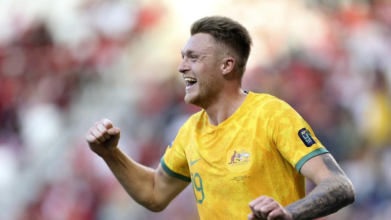 Harry Souttar dari Australia menyundul bola melewati pemain Indonesia Rafael William Struick pada pertandingan sepak bola babak 16 besar Piala Asia antara Australia dan Indonesia di Stadion Jassim Bin Hamad di Doha, Qatar, Minggu, 28 Januari 2024. (AP Photo/Aijaz Rahi)