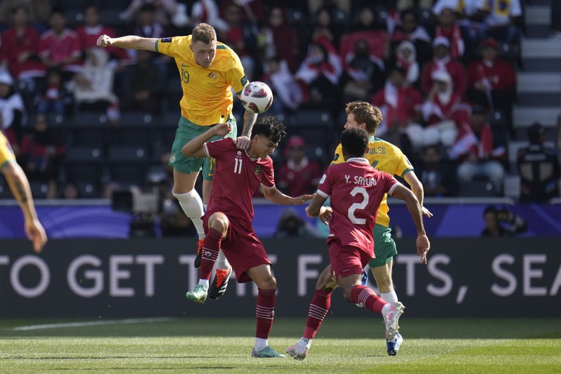 Harry Souttar dari Australia menyundul bola melewati pemain Indonesia Rafael William Struick pada pertandingan sepak bola babak 16 besar Piala Asia antara Australia dan Indonesia di Stadion Jassim Bin Hamad di Doha, Qatar, Minggu, 28 Januari 2024. Harry Souttar dari Australia menyundul bola melewati pemain Indonesia Rafael William Struick pada pertandingan sepak bola babak 16 besar Piala Asia antara Australia dan Indonesia di Stadion Jassim Bin Hamad di Doha, Qatar, Minggu, 28 Januari 2024. (AP Photo/Aijaz Rahi)