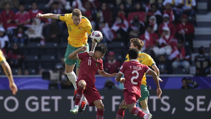 Harry Souttar dari Australia menyundul bola melewati pemain Indonesia Rafael William Struick pada pertandingan sepak bola babak 16 besar Piala Asia antara Australia dan Indonesia di Stadion Jassim Bin Hamad di Doha, Qatar, Minggu, 28 Januari 2024. (AP Photo/Aijaz Rahi)