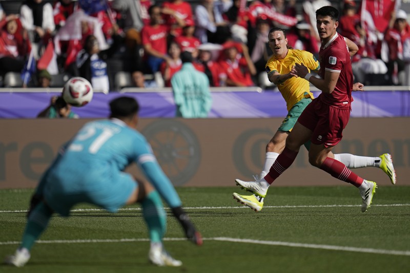 Harry Souttar dari Australia menyundul bola melewati pemain Indonesia Rafael William Struick pada pertandingan sepak bola babak 16 besar Piala Asia antara Australia dan Indonesia di Stadion Jassim Bin Hamad di Doha, Qatar, Minggu, 28 Januari 2024. Harry Souttar dari Australia menyundul bola melewati pemain Indonesia Rafael William Struick pada pertandingan sepak bola babak 16 besar Piala Asia antara Australia dan Indonesia di Stadion Jassim Bin Hamad di Doha, Qatar, Minggu, 28 Januari 2024. (AP Photo/Aijaz Rahi)