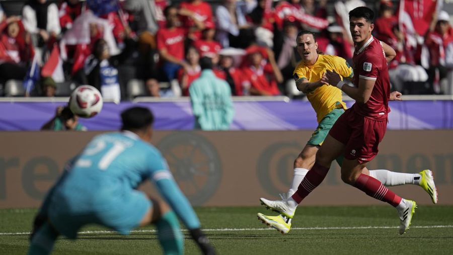 Harry Souttar dari Australia menyundul bola melewati pemain Indonesia Rafael William Struick pada pertandingan sepak bola babak 16 besar Piala Asia antara Australia dan Indonesia di Stadion Jassim Bin Hamad di Doha, Qatar, Minggu, 28 Januari 2024. (AP Photo/Aijaz Rahi)