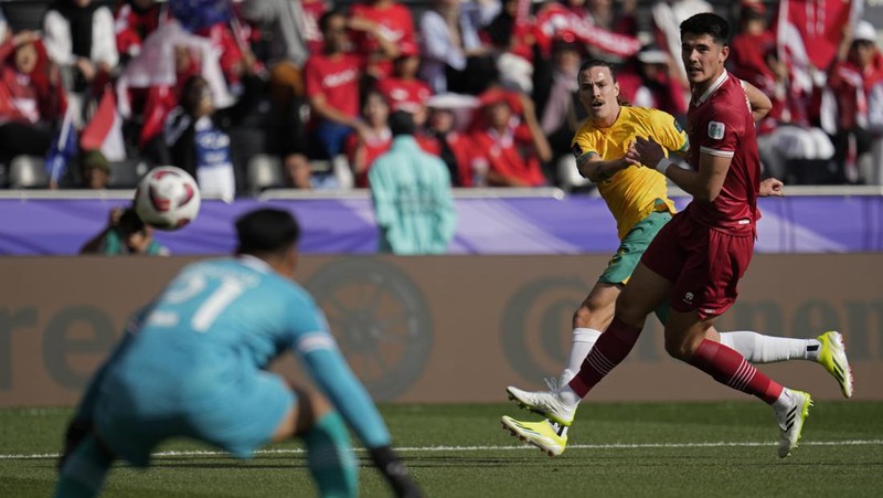 Harry Souttar dari Australia menyundul bola melewati pemain Indonesia Rafael William Struick pada pertandingan sepak bola babak 16 besar Piala Asia antara Australia dan Indonesia di Stadion Jassim Bin Hamad di Doha, Qatar, Minggu, 28 Januari 2024. (AP Photo/Aijaz Rahi)