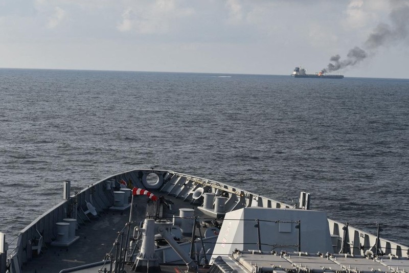 Asap mengepul dari Marlin Luanda, kapal dagang, setelah kapal tersebut dihantam oleh rudal anti-kapal Houthi, di lokasi yang disebutkan sebagai Teluk Aden, dalam gambar selebaran yang dirilis 27 Januari 2024. Asap mengepul dari Marlin Luanda, kapal dagang, setelah kapal tersebut dihantam oleh rudal anti-kapal Houthi, di lokasi yang disebutkan sebagai Teluk Aden, dalam gambar selebaran yang dirilis 27 Januari 2024. (@indiannavy via X/Handout via REUTERS)