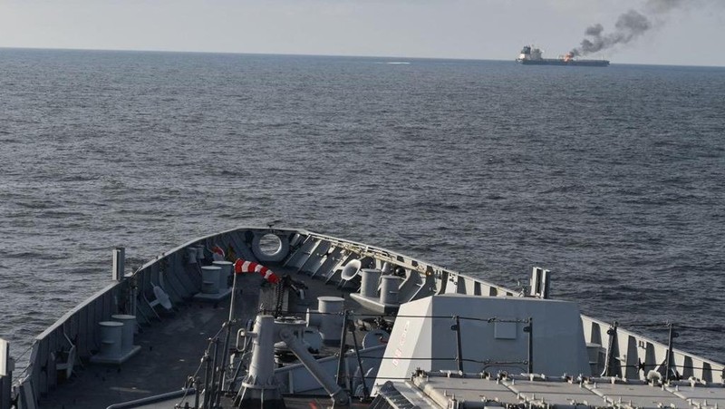 Asap mengepul dari Marlin Luanda, kapal dagang, setelah kapal tersebut dihantam oleh rudal anti-kapal Houthi, di lokasi yang disebutkan sebagai Teluk Aden, dalam gambar selebaran yang dirilis 27 Januari 2024. (@indiannavy via X/Handout via REUTERS)