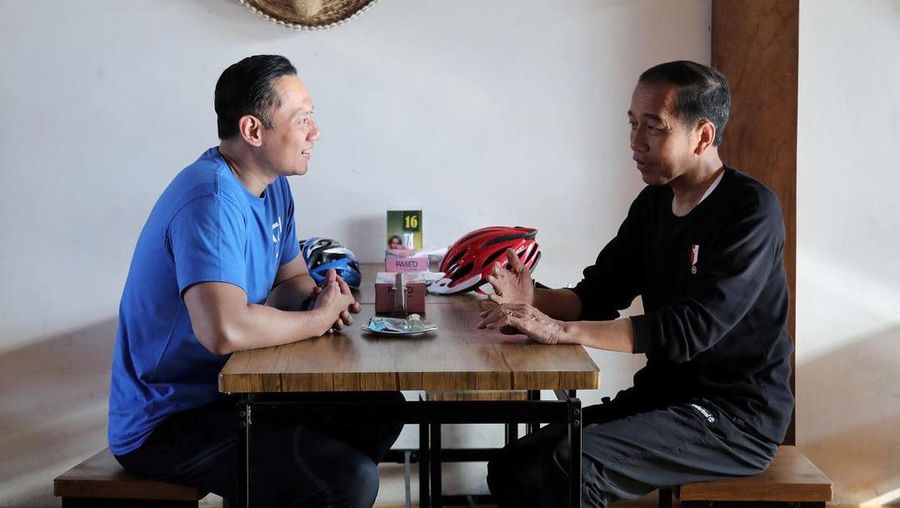 Ketua Umum Partai Demokrat Agus Harimurti Yudhoyono berolahraga sepeda bersama Presiden Joko Widodo (Jokowi) di Yogyakarta pada Minggu, (28/1/2024). (Instagram @agusyudhoyono)