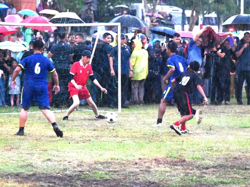 Presiden Joko Widodo (Jokowi) bermain bola dengan warga Sleman pada Sabtu, (27/1/2024). (Tangkapan Layar Youtube Sekretariat Presiden)
