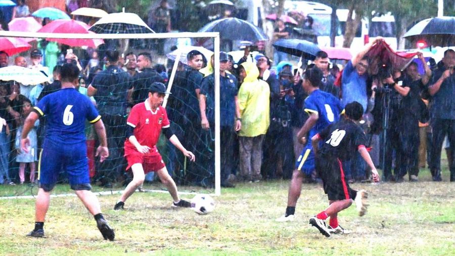 Presiden Joko Widodo (Jokowi) bermain bola dengan warga Sleman pada Sabtu, (27/1/2024). (Tangkapan Layar Youtube Sekretariat Presiden)