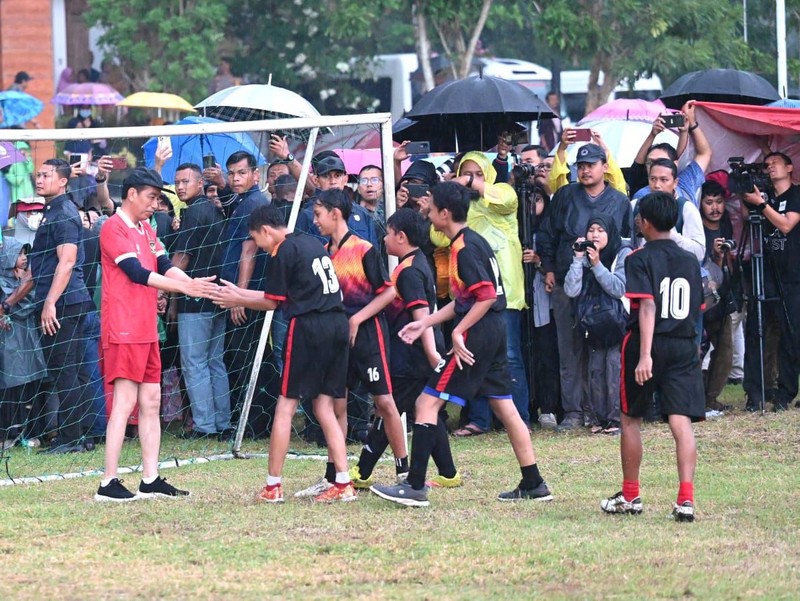 Presiden Joko Widodo (Jokowi) bermain bola dengan warga Sleman pada Sabtu, (27/1/2024). (Tangkapan Layar Youtube Sekretariat Presiden)
