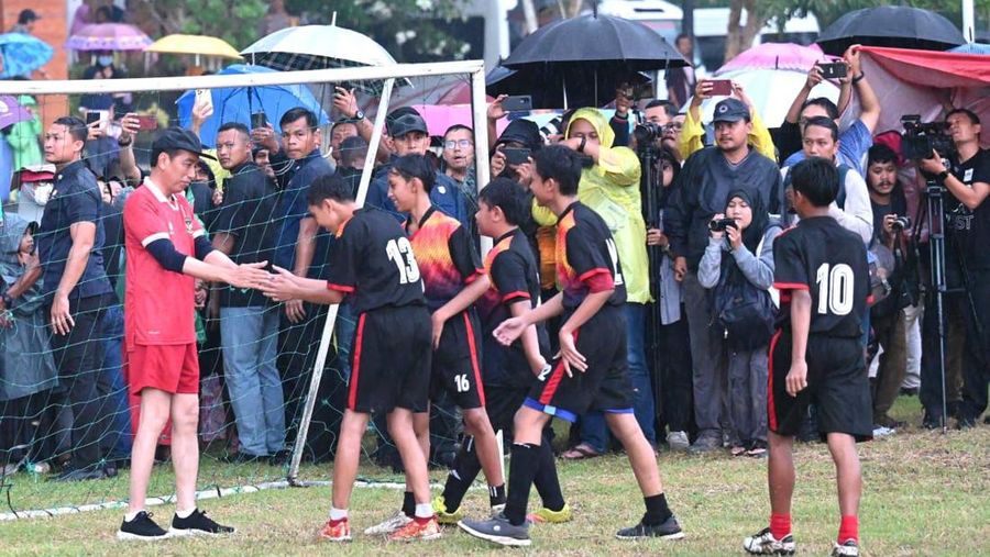 Presiden Joko Widodo (Jokowi) bermain bola dengan warga Sleman pada Sabtu, (27/1/2024). (Tangkapan Layar Youtube Sekretariat Presiden)