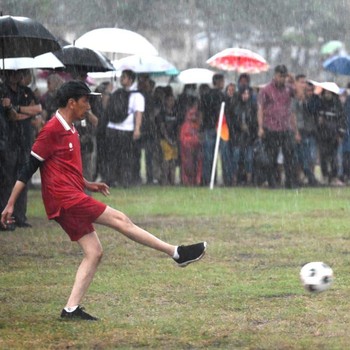 Begini Gaya Jokowi Jadi Kiper Main Dengan Warga Sleman