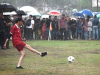 Begini Gaya Jokowi Jadi Kiper Main Dengan Warga Sleman