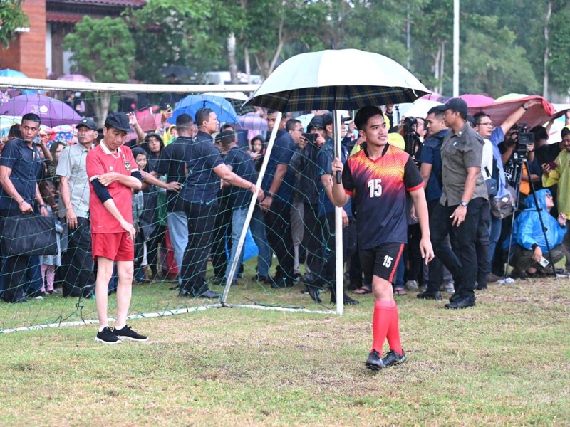 Presiden Joko Widodo (Jokowi) bermain bola dengan warga Sleman pada Sabtu, (27/1/2024). (Tangkapan Layar Youtube Sekretariat Presiden)