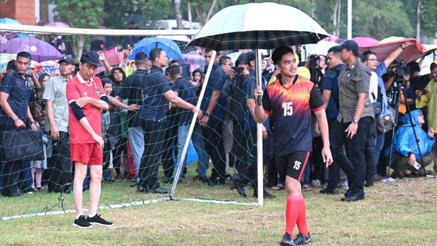 Presiden Joko Widodo (Jokowi) bermain bola dengan warga Sleman pada Sabtu, (27/1/2024). (Tangkapan Layar Youtube Sekretariat Presiden)