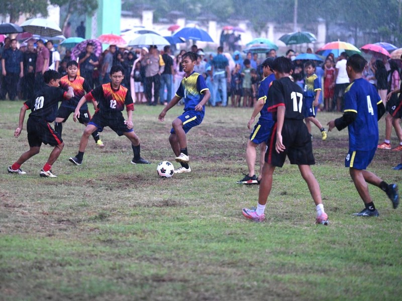 Presiden Joko Widodo (Jokowi) bermain bola dengan warga Sleman pada Sabtu, (27/1/2024). (Tangkapan Layar Youtube Sekretariat Presiden)