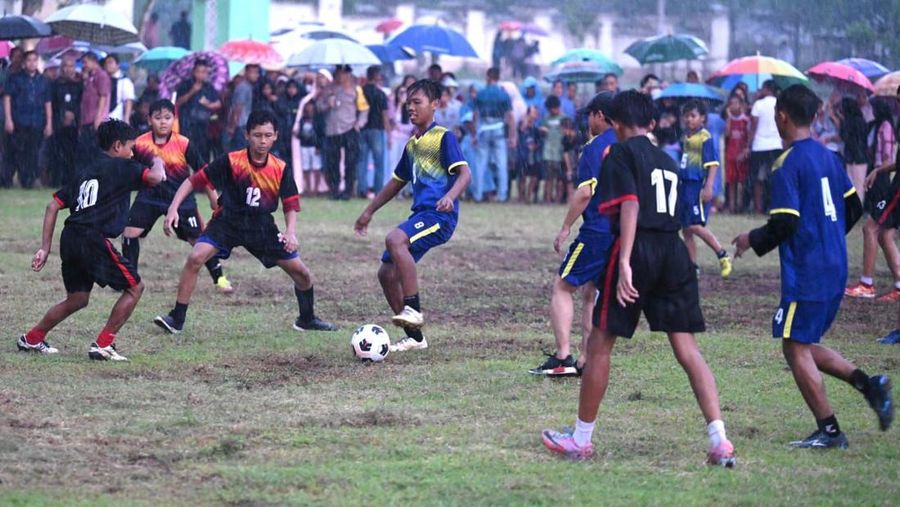 Presiden Joko Widodo (Jokowi) bermain bola dengan warga Sleman pada Sabtu, (27/1/2024). (Tangkapan Layar Youtube Sekretariat Presiden)