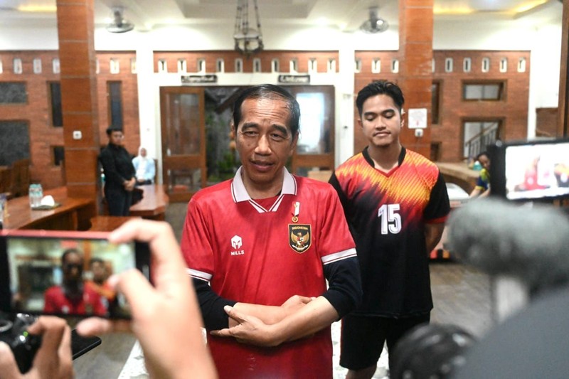 Presiden Joko Widodo (Jokowi) bermain bola dengan warga Sleman pada Sabtu, (27/1/2024). (Tangkapan Layar Youtube Sekretariat Presiden)