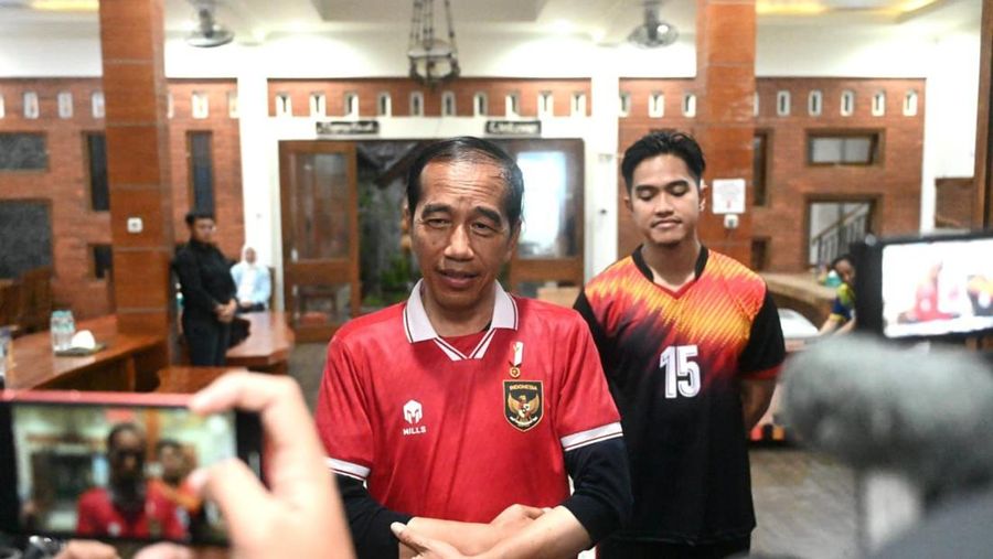 Presiden Joko Widodo (Jokowi) bermain bola dengan warga Sleman pada Sabtu, (27/1/2024). (Tangkapan Layar Youtube Sekretariat Presiden)