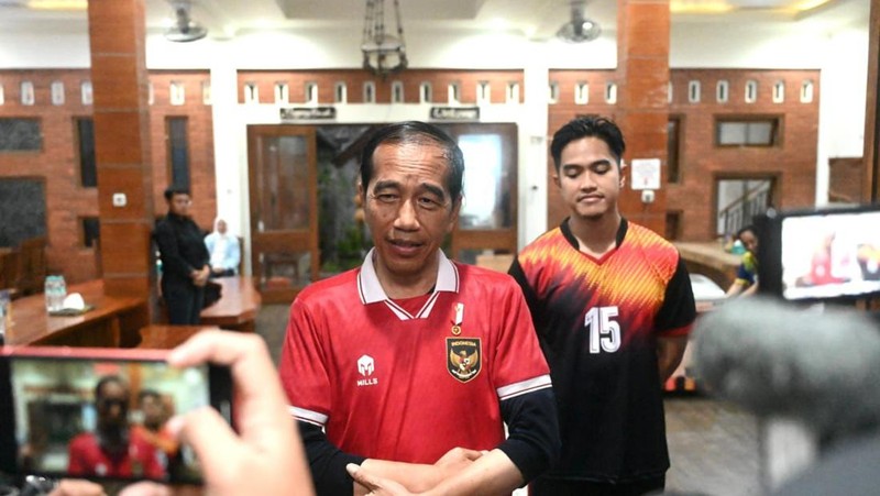 Presiden Joko Widodo (Jokowi) bermain bola dengan warga Sleman pada Sabtu, (27/1/2024). (Tangkapan Layar Youtube Sekretariat Presiden)