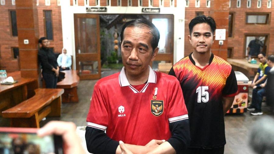 Lapangan Gamplong di Kabupaten Sleman, Daerah Istimewa Yogyakarta tampak ramai oleh masyarakat. Presiden Joko Widodo datang untuk bermain bola bersama sejumlah remaja kampung setempat. (Dok. Sekretariat Presiden)