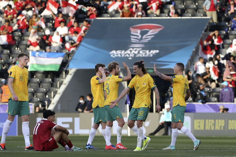 Harry Souttar dari Australia menyundul bola melewati pemain Indonesia Rafael William Struick pada pertandingan sepak bola babak 16 besar Piala Asia antara Australia dan Indonesia di Stadion Jassim Bin Hamad di Doha, Qatar, Minggu, 28 Januari 2024. Harry Souttar dari Australia menyundul bola melewati pemain Indonesia Rafael William Struick pada pertandingan sepak bola babak 16 besar Piala Asia antara Australia dan Indonesia di Stadion Jassim Bin Hamad di Doha, Qatar, Minggu, 28 Januari 2024. (AP Photo/Aijaz Rahi)