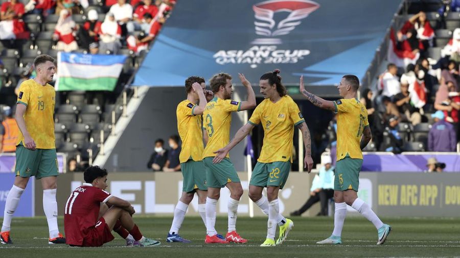 Harry Souttar dari Australia menyundul bola melewati pemain Indonesia Rafael William Struick pada pertandingan sepak bola babak 16 besar Piala Asia antara Australia dan Indonesia di Stadion Jassim Bin Hamad di Doha, Qatar, Minggu, 28 Januari 2024. (AP Photo/Aijaz Rahi)