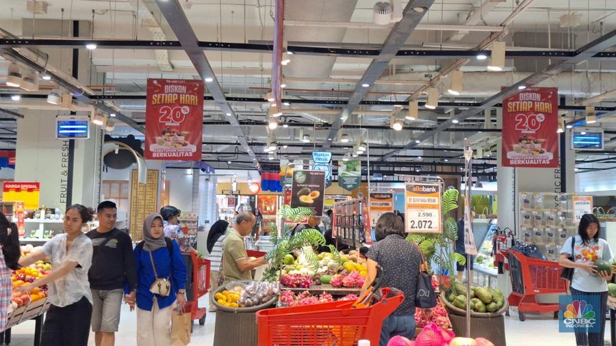Pelanggan Transmart memborong buah dan sayuran di Transmart Full Day Sale, Minggu (28/1/2024). (CNBC Indonesia/Khoirul Anam)