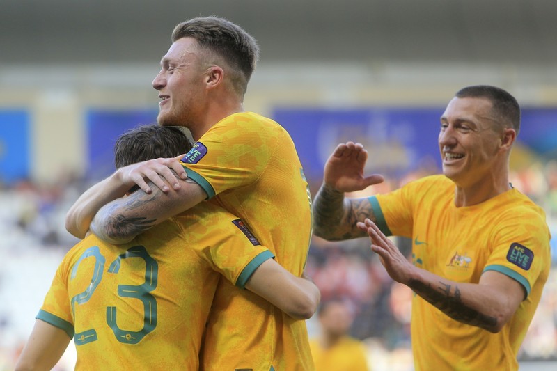 Harry Souttar dari Australia menyundul bola melewati pemain Indonesia Rafael William Struick pada pertandingan sepak bola babak 16 besar Piala Asia antara Australia dan Indonesia di Stadion Jassim Bin Hamad di Doha, Qatar, Minggu, 28 Januari 2024. Harry Souttar dari Australia menyundul bola melewati pemain Indonesia Rafael William Struick pada pertandingan sepak bola babak 16 besar Piala Asia antara Australia dan Indonesia di Stadion Jassim Bin Hamad di Doha, Qatar, Minggu, 28 Januari 2024. (AP Photo/Aijaz Rahi)